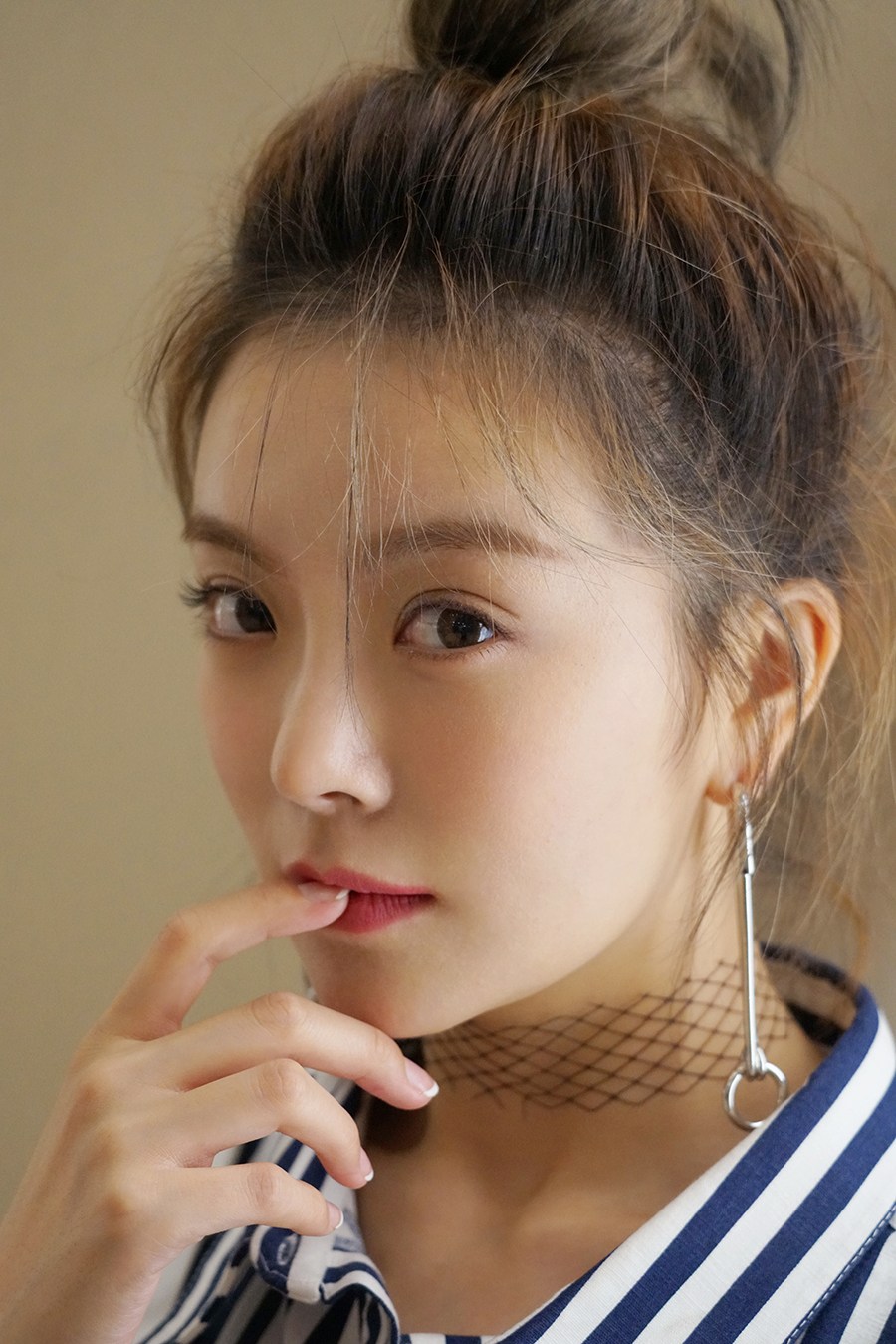 种丹妮曝最新写真上演潮范儿美腿杀