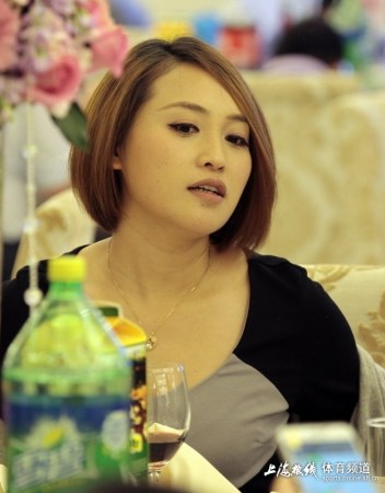 谢晖绯闻女友出席好友婚礼 低胸装不慎走光