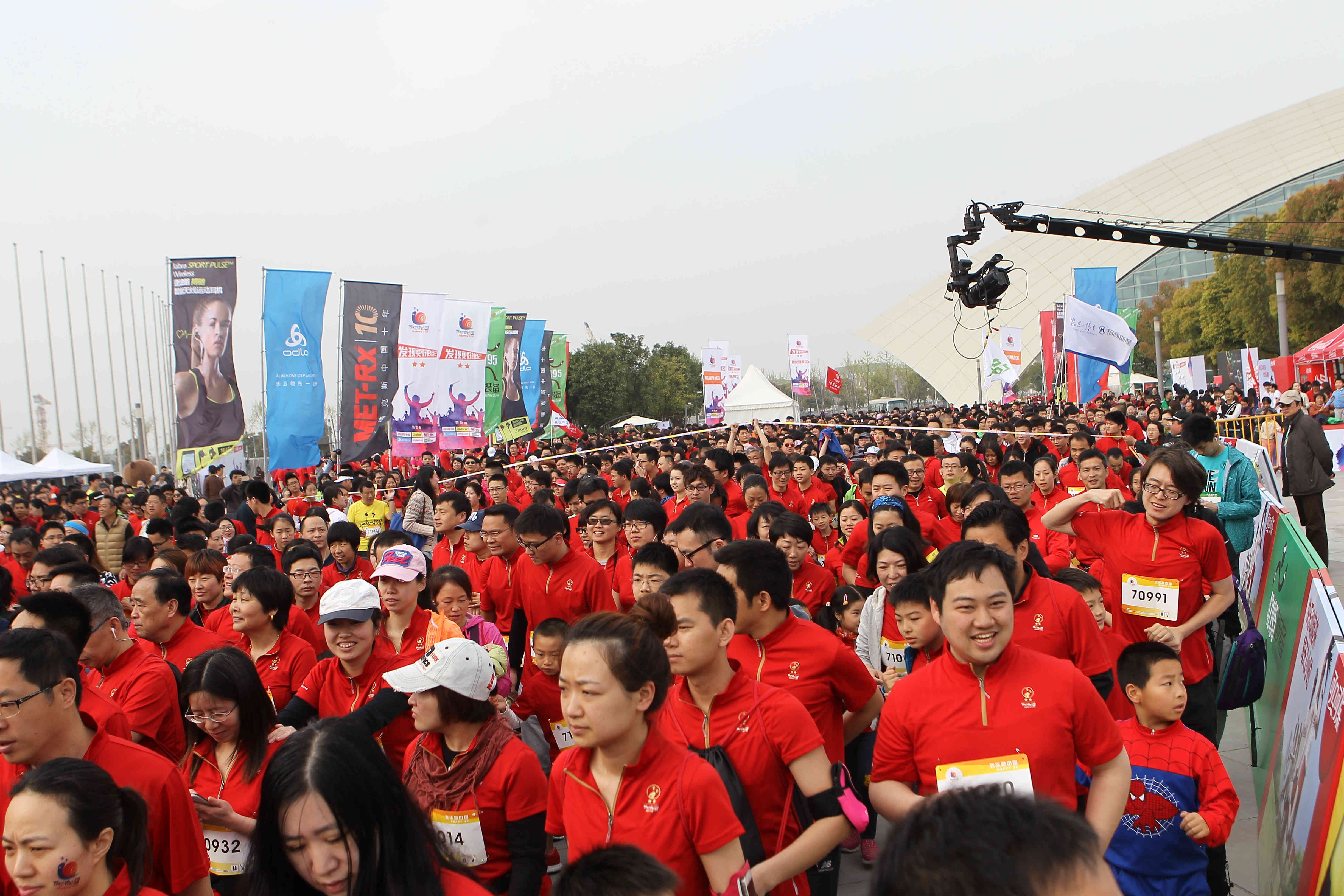 欢乐跑中国上海开跑 580跑友欢乐颂中成英雄第22张