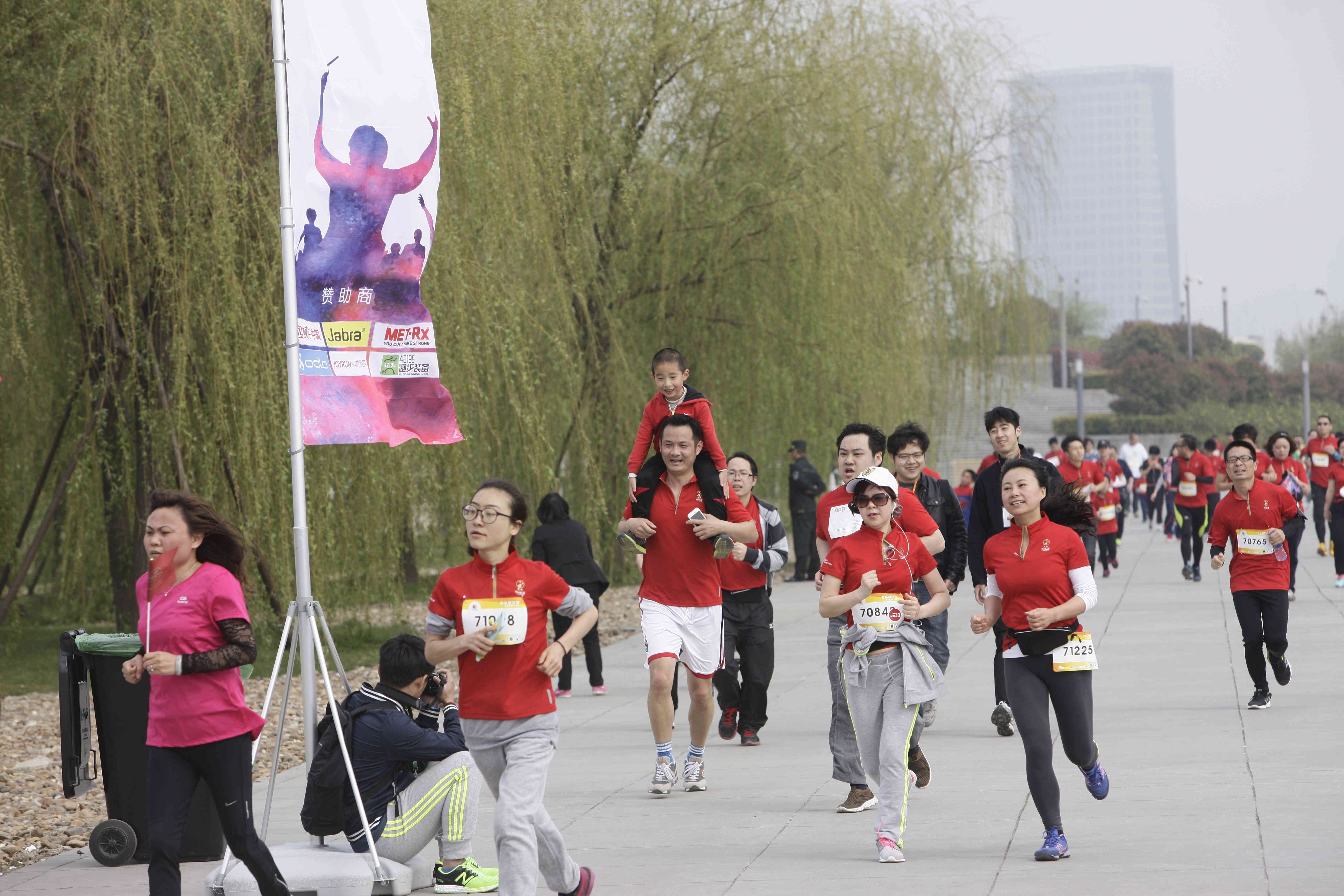 欢乐跑中国上海开跑 580跑友欢乐颂中成英雄第12张