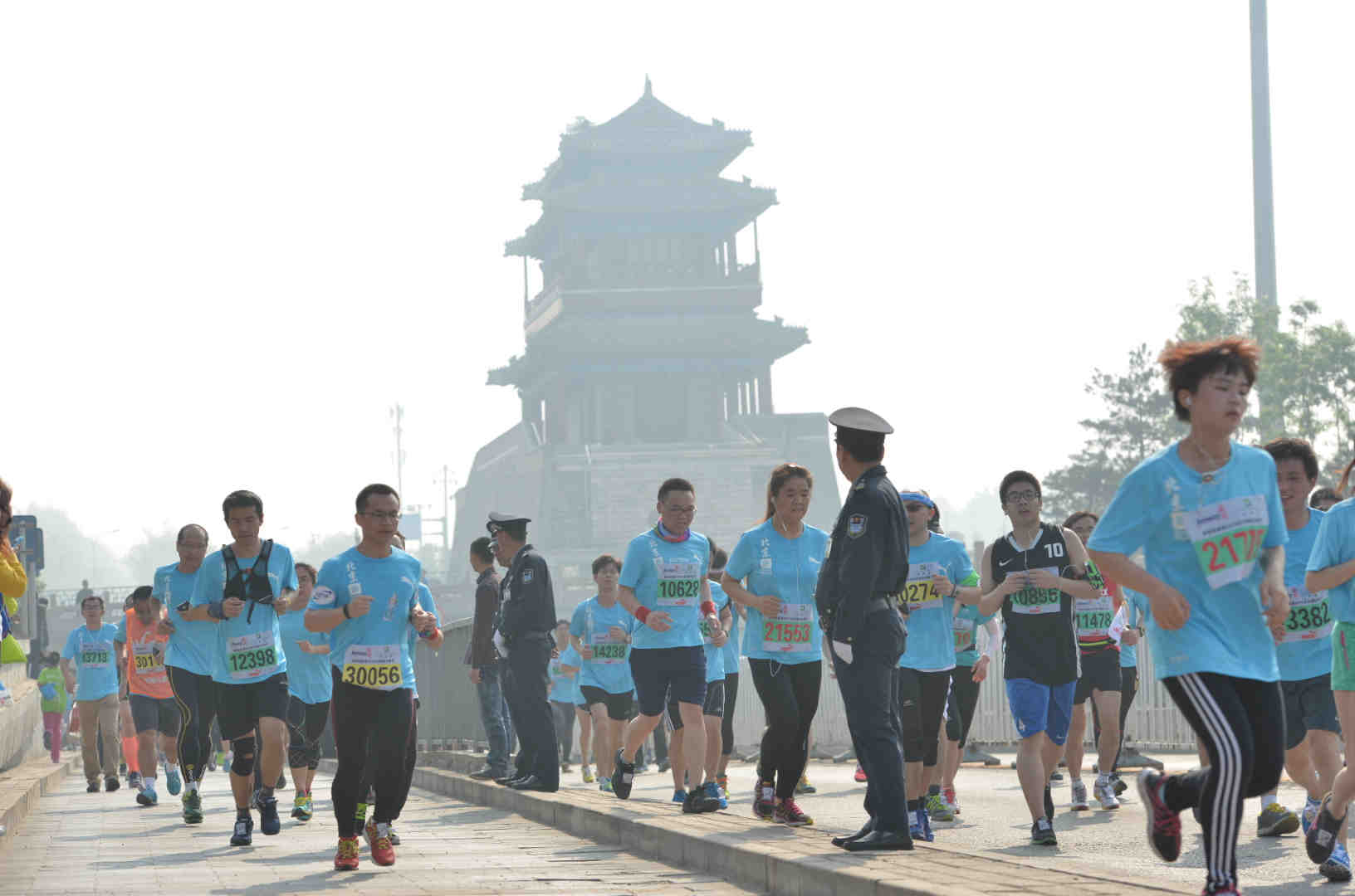 4月26日，北京国际长跑节从天安门广场鸣枪开跑。今年在关门时间内冲过终点的“北京跑”选手可以获得一枚纪念奖牌，同时将有总计1500名十公里跑者获得参加世锦赛马拉松比赛十公里赛段的资格。第6张