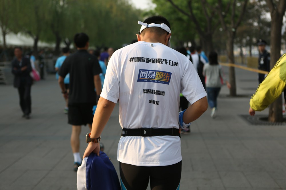身穿网易跑步专属战袍的跑者第49张