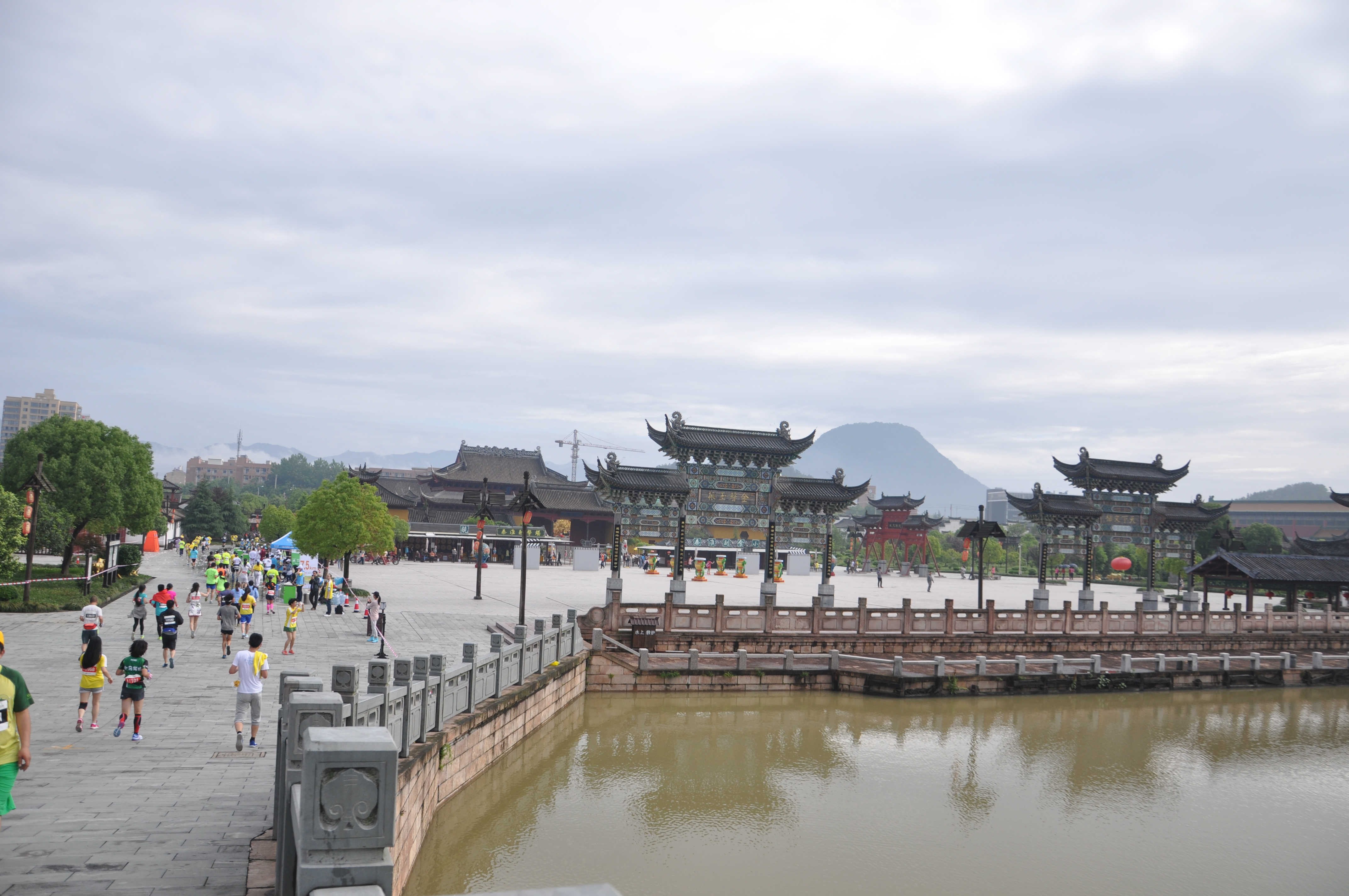 横店马拉松赛道沿途风景如画第13张