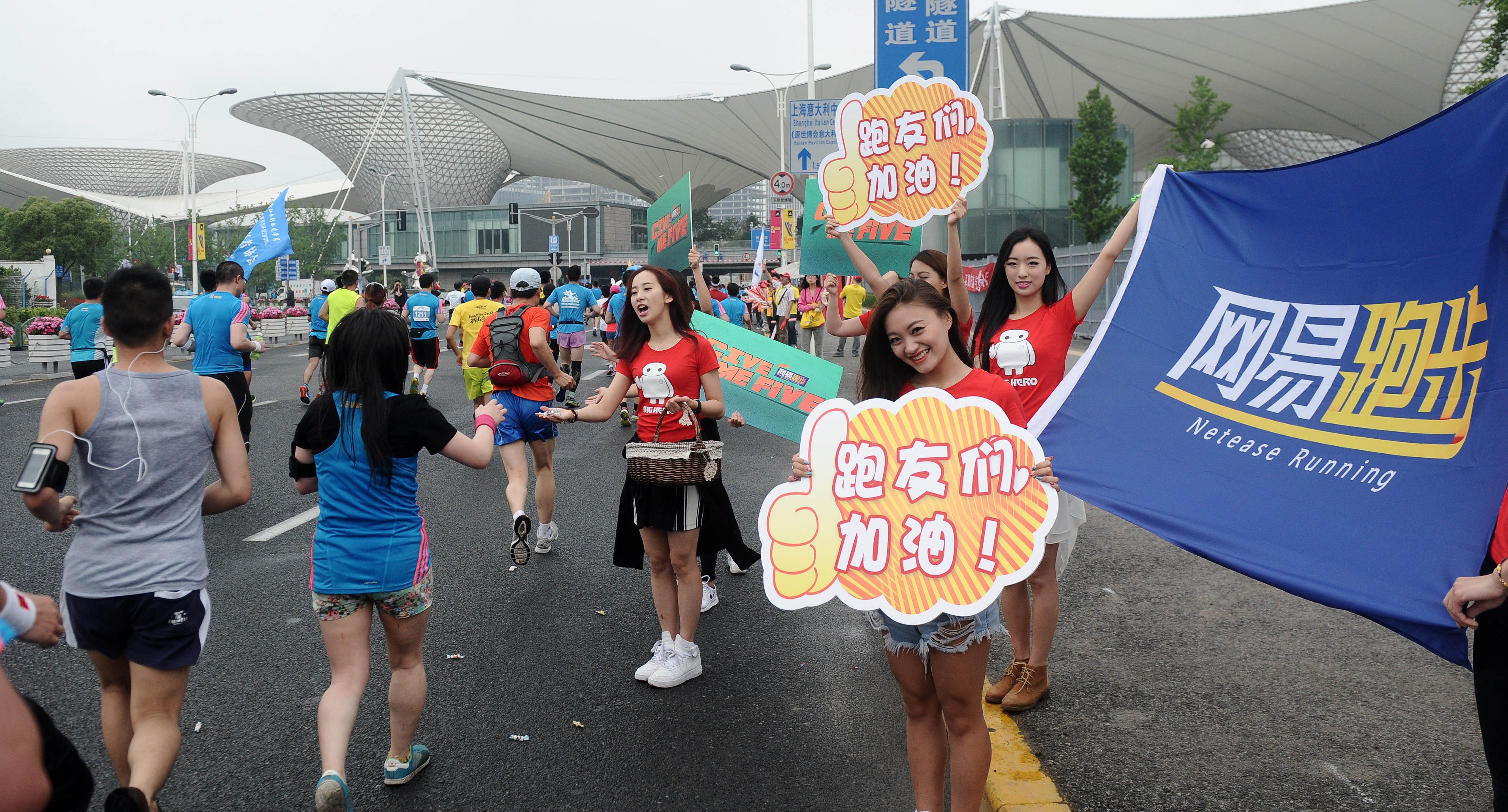 网易跑步大白温暖了上海半程马拉松，众多跑友纷纷与其击掌、合影。此外，美女拉拉队也为跑友们注入了更多能量~第15张