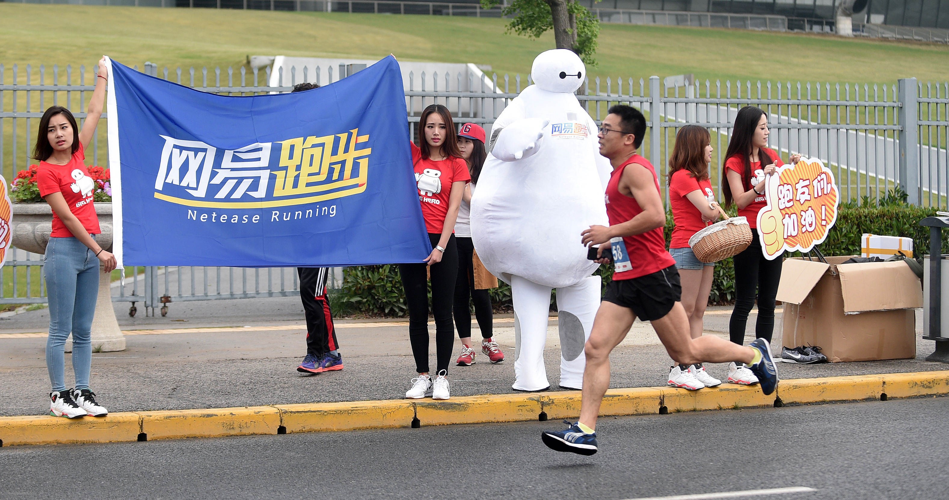 网易跑步大白温暖了上海半程马拉松，众多跑友纷纷与其击掌、合影。此外，美女拉拉队也为跑友们注入了更多能量~第19张