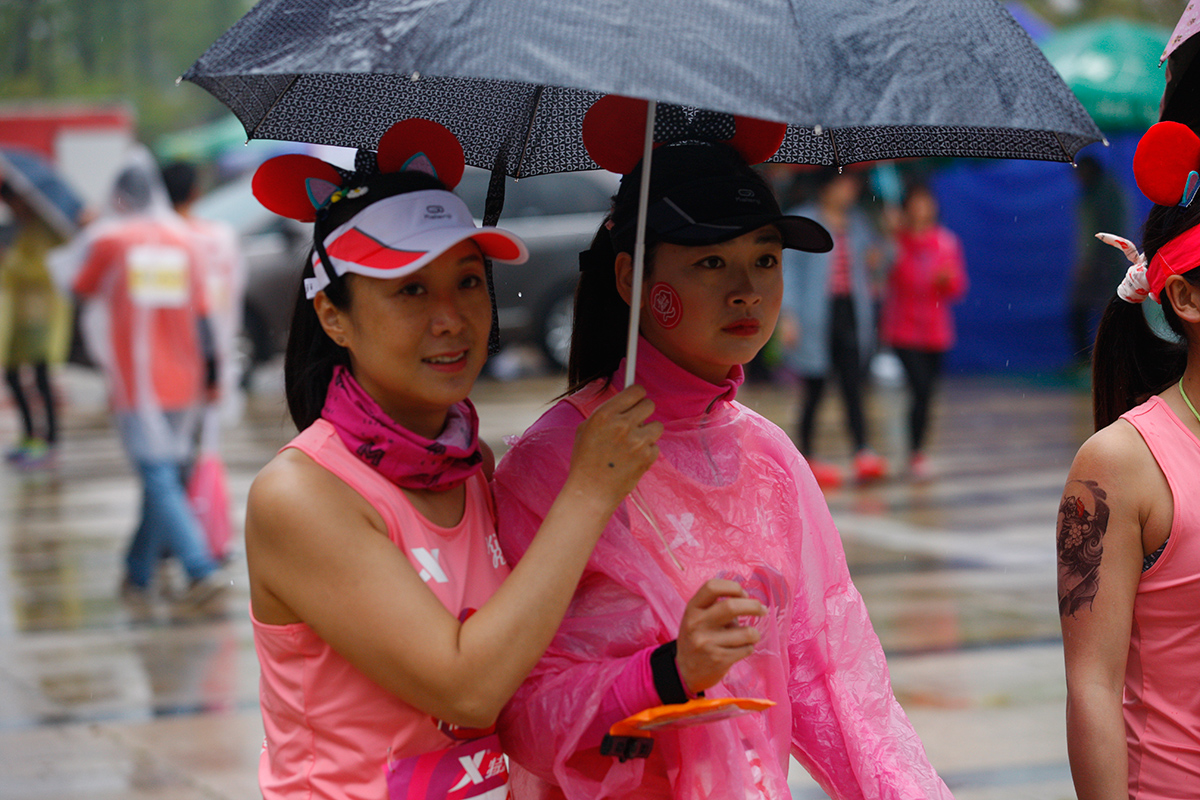 南京浦口女子半马雨中开跑第2张