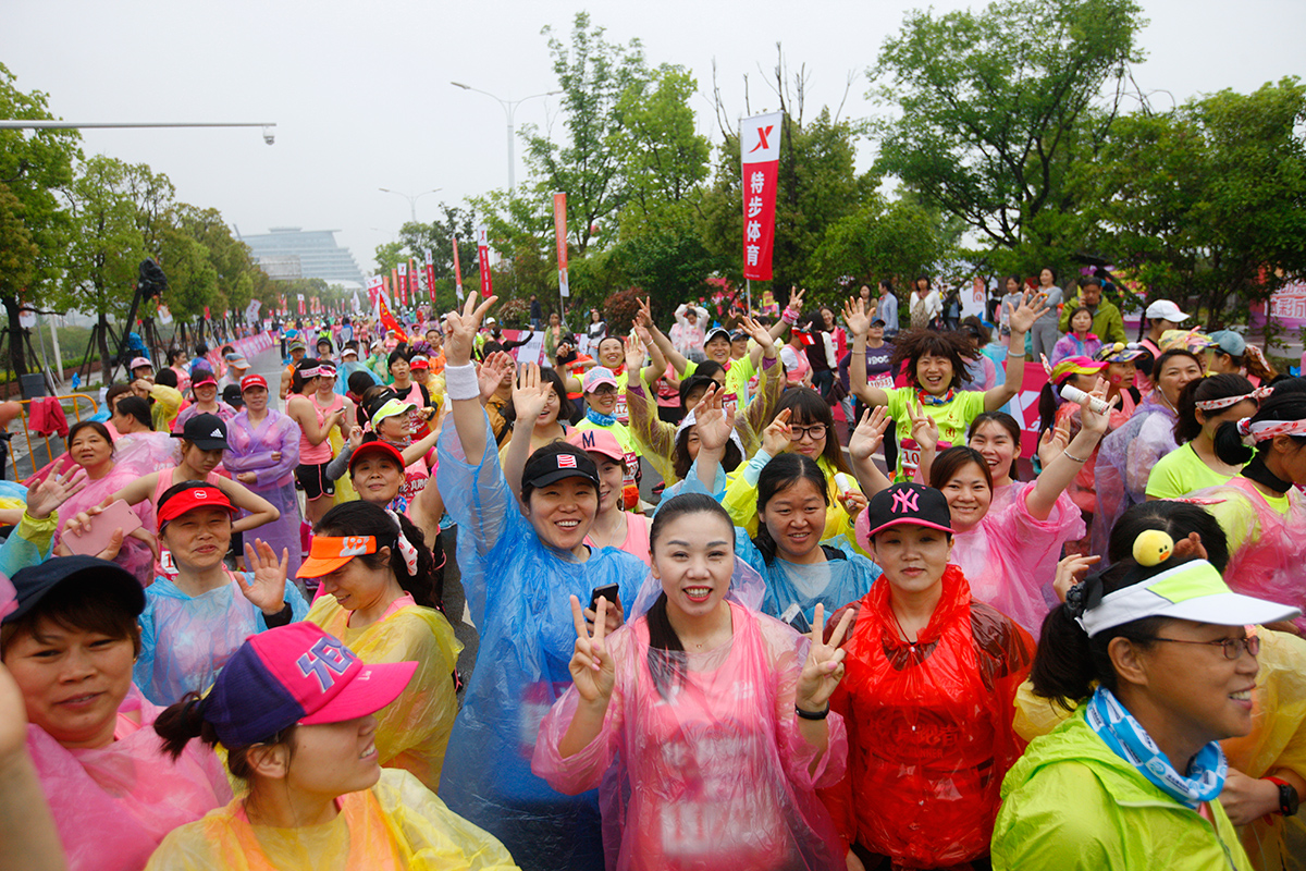 南京浦口女子半马雨中开跑第21张