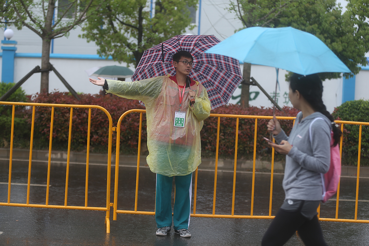南京浦口女子半马雨中开跑第46张
