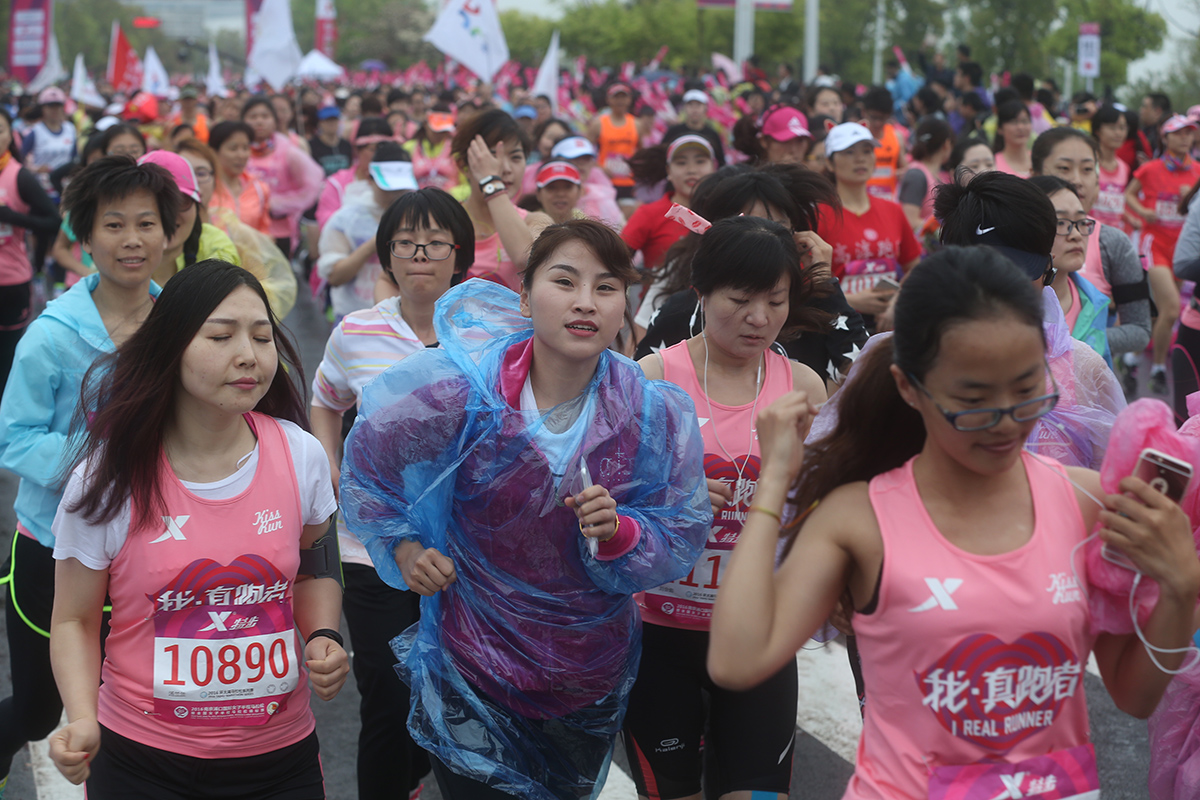 南京浦口女子半马雨中开跑第38张