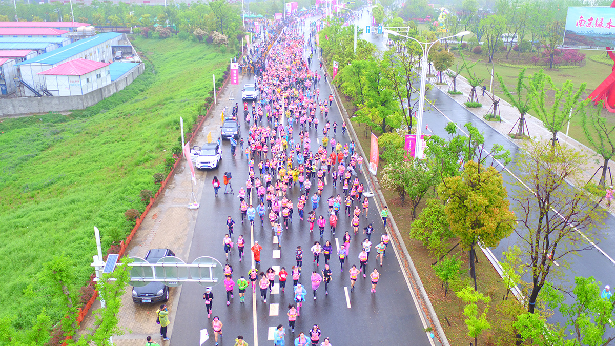 南京浦口女子半马雨中开跑第26张