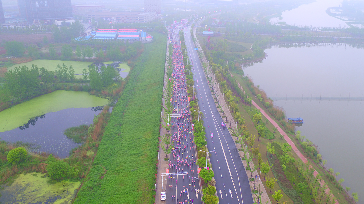 南京浦口女子半马雨中开跑第25张