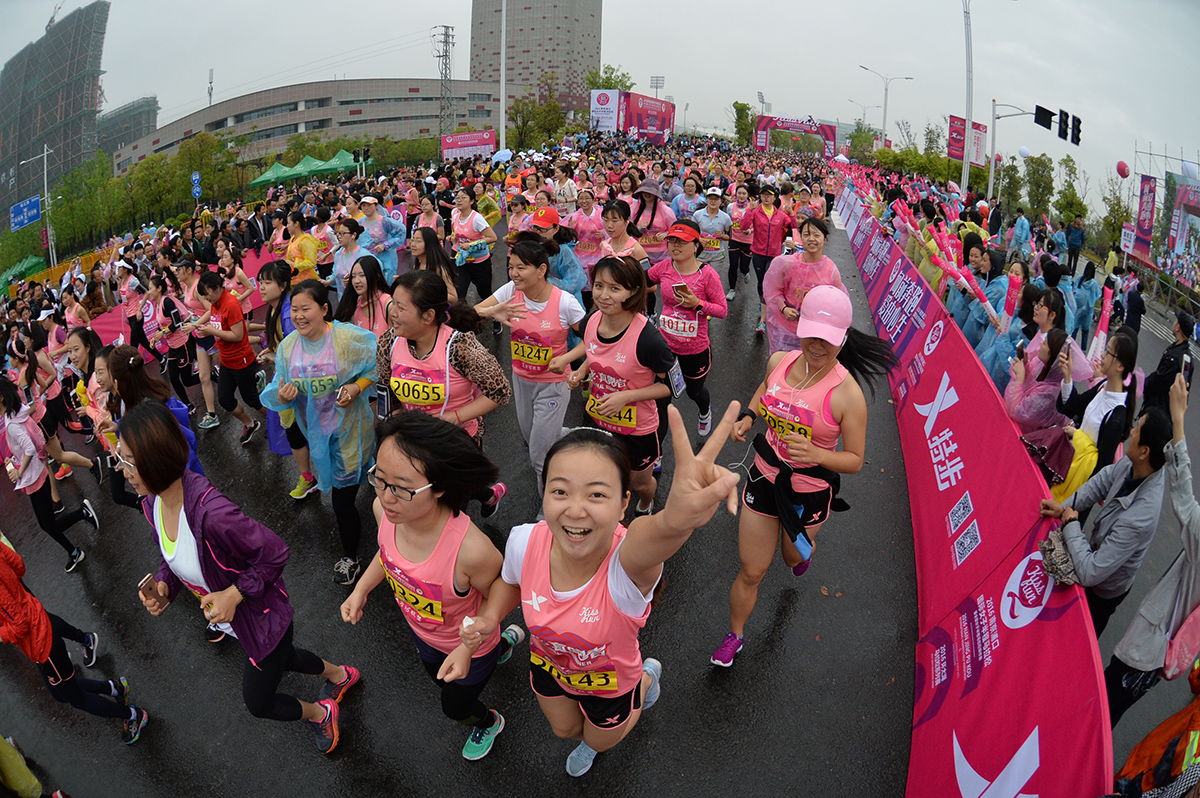 南京浦口女子半马雨中开跑 众跑友冒雨上阵图集