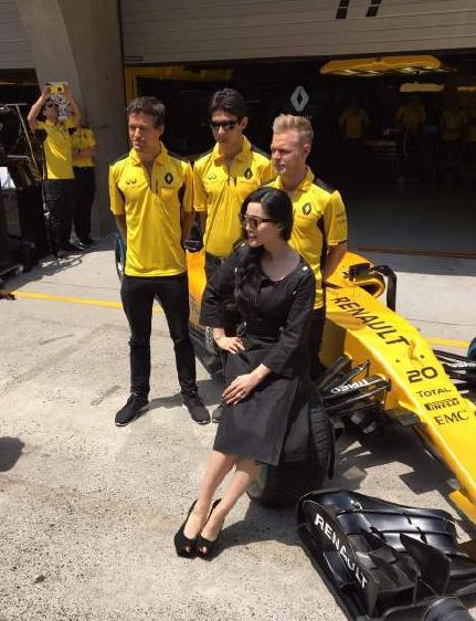 F1中国站范冰冰亮相 黑裙套装端庄典雅第2张