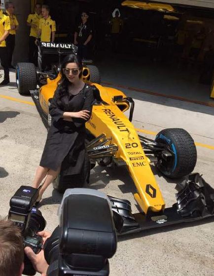 F1中国站范冰冰亮相 黑裙套装端庄典雅第11张