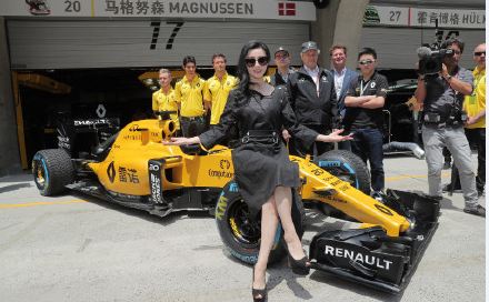 F1中国站范冰冰亮相 黑裙套装端庄典雅第8张
