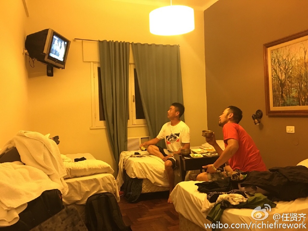 心酸!任贤齐达喀尔退赛返乡难 挤小旅馆吃饭图集