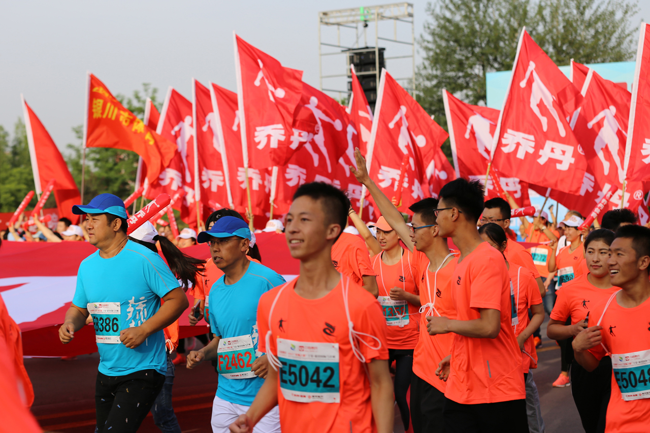 首届“丝绸之路”宁夏银川国际马拉松鸣枪图集