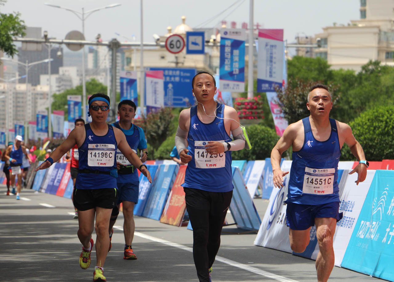 兰马跑友奋力奔向终点第1张