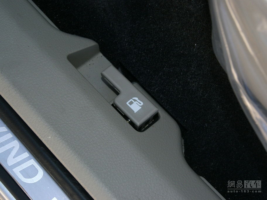 陆风x8 2009款 汽油4x4豪华型--油箱盖开启控制 / 212