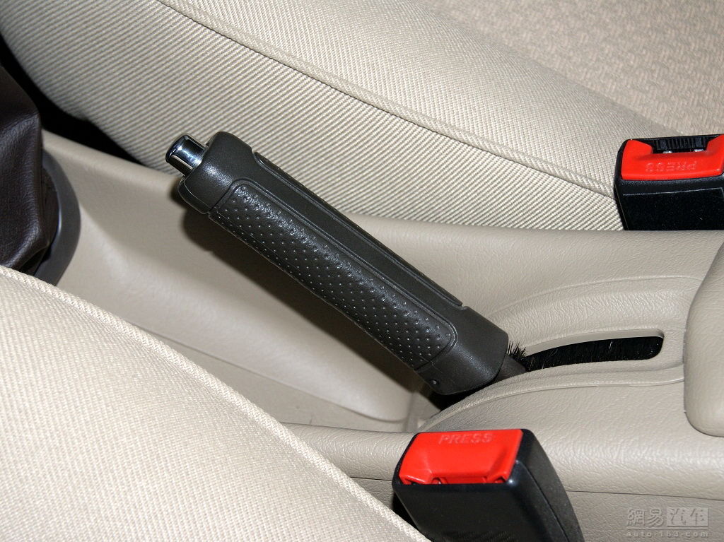 雪铁龙新爱丽舍 2010款 1.6mt科技型--手刹(驻车制动器) / 113