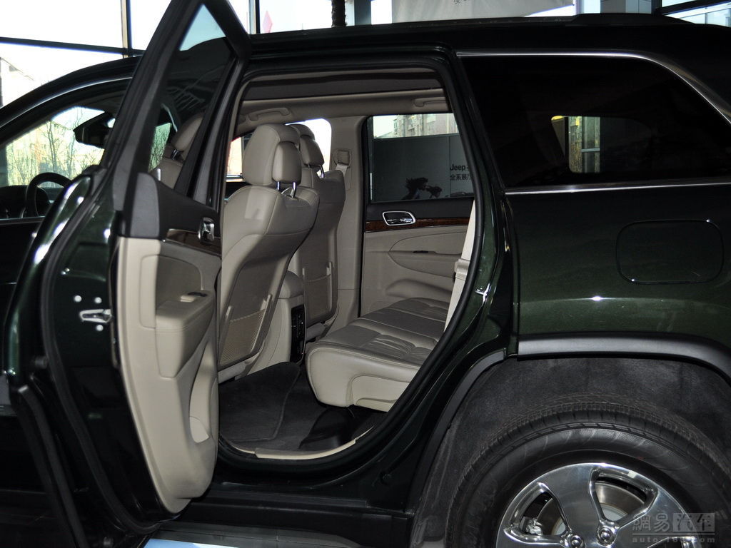 吉普大切诺基2011款3.6at豪华导航版--内饰自由 / 330