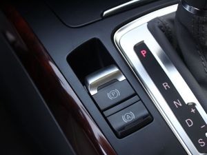 一汽奥迪 a4l 2012款 2.0tfsi at舒适型 手刹(驻车制动器)