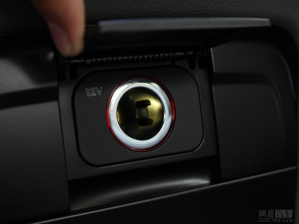 a4l 2012款2.0tfsi at舒适型--后点烟器 / 179