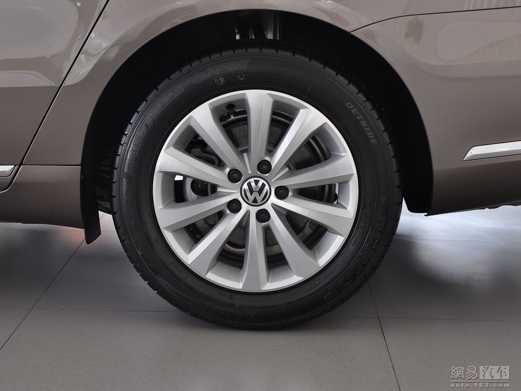 大众迈腾 2012款 2.0tsi dsg豪华型--轮胎整体(后轮) / 132
