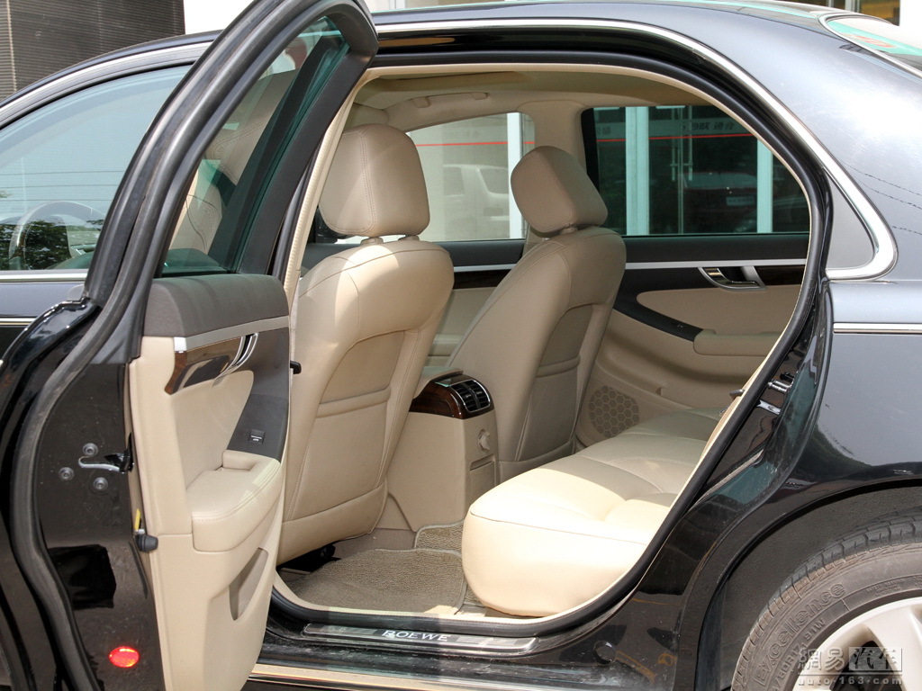 荣威750 2011款 1.8t at商雅版--后排腿部空间 / 136