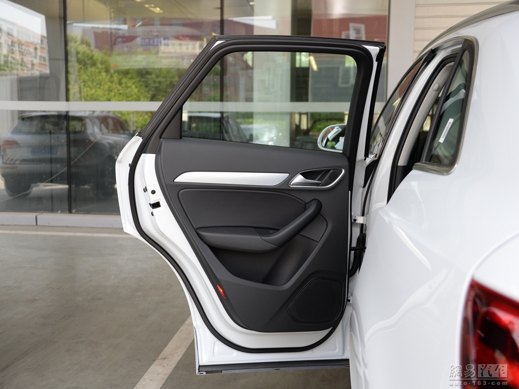 奥迪q3 2015款 35tfsi quattro 300万纪念舒享型--后车门内饰整体