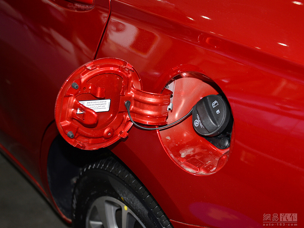 北汽绅宝d50 2018款 1.5l mt豪华智驾版 --油箱盖开启 / 92