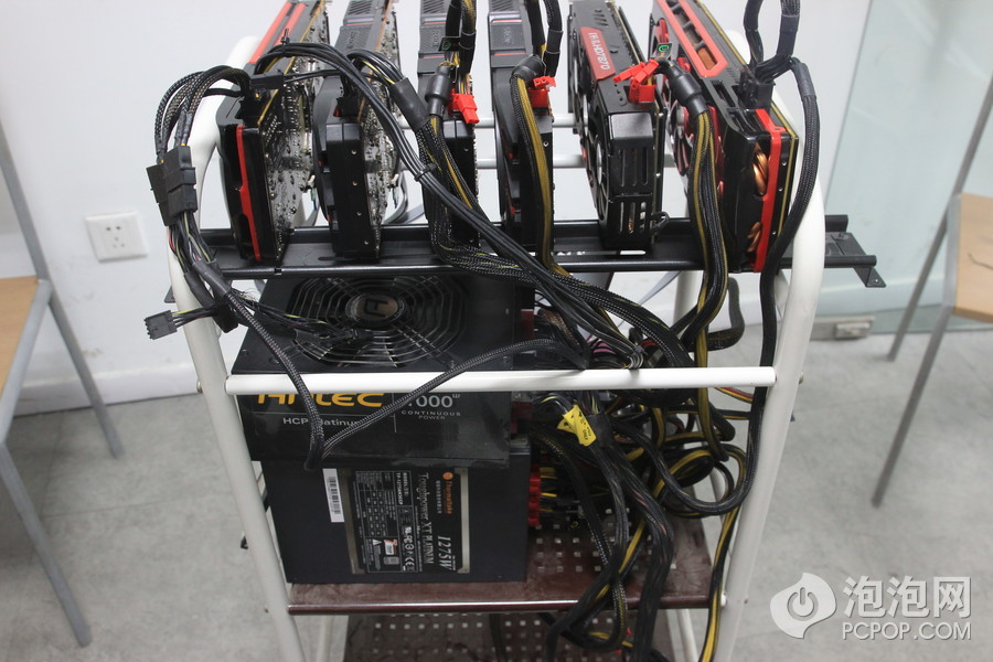 安装显卡电源线,笔者在这里用到了两颗电源,因为一颗1275w的电源带六