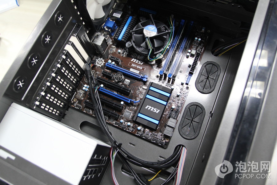 进行主板跳线设置.(来源:泡泡网)